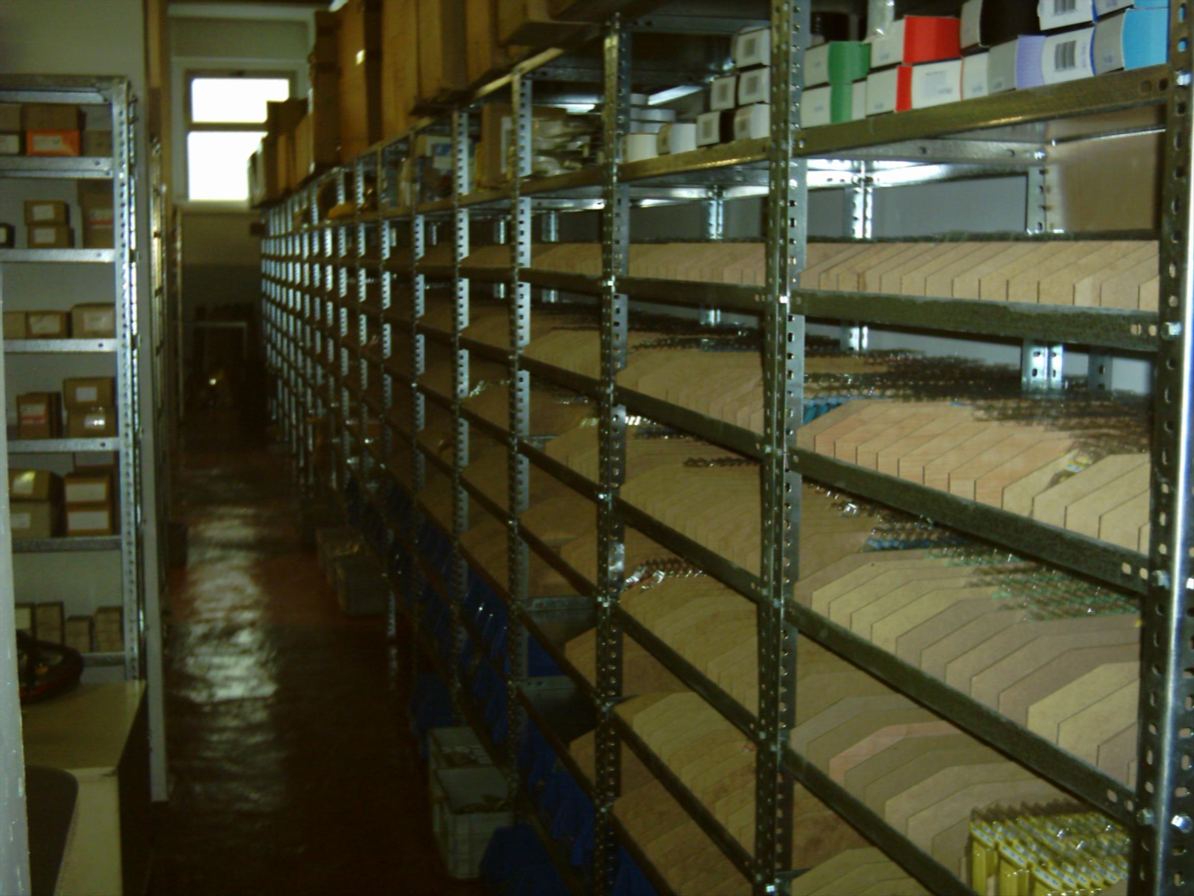 estanteria metalica con separadores de madera